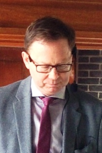 Jan Vandekerckhove in het gemeentehuis Loppem tijdens de lezing