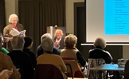 Joe Baele leest voor in het Landhuis Xaverianen