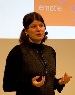 Marthe Claeys in het Veltershof tijdens de lezing
