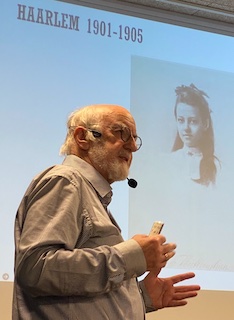 Bart Madou in het Veltershof tijdens de lezing