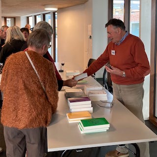 Robert aan de boekenstand